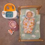 Grote pop met bed, potje eetstoel en spulletjes, Kinderen en Baby's, Speelgoed | Poppen, Ophalen, Zo goed als nieuw, Babypop