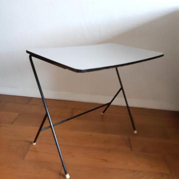 Vintage bijzettafel metalen onderstel grijs formica blad beschikbaar voor biedingen
