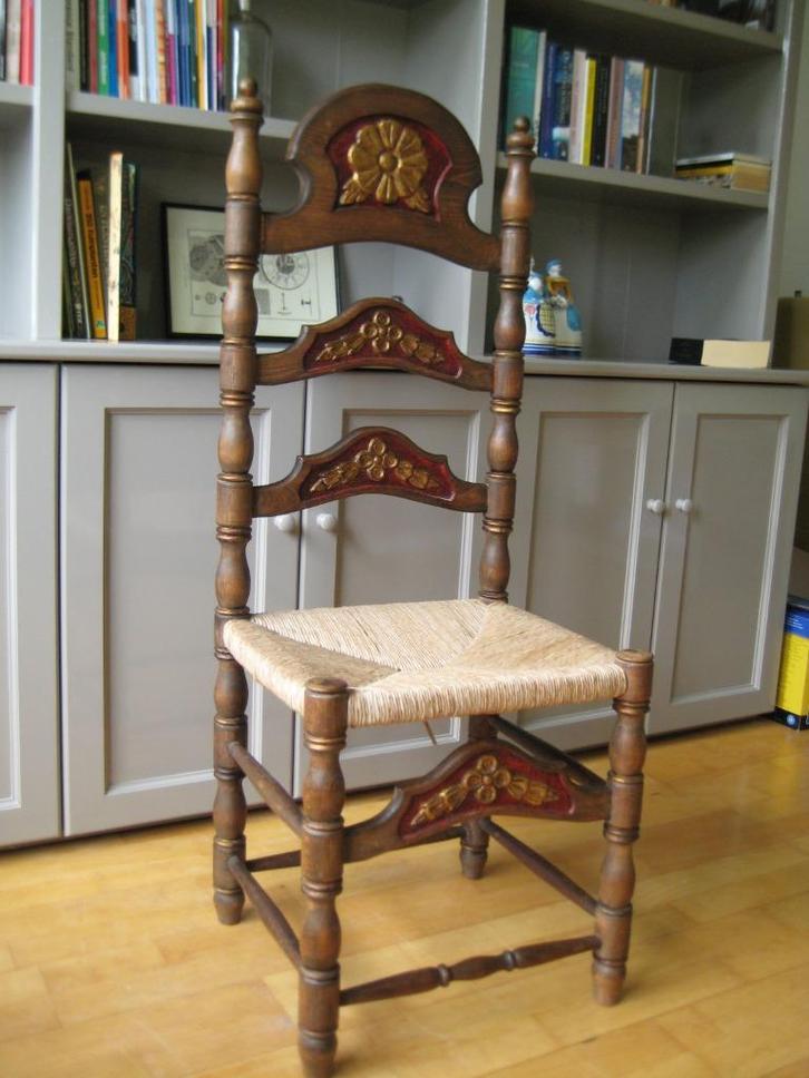 Friese biezen stoel met volkskunst houtsnijwerk, Antiek en Kunst, Antiek | Meubels | Stoelen en Banken, Ophalen