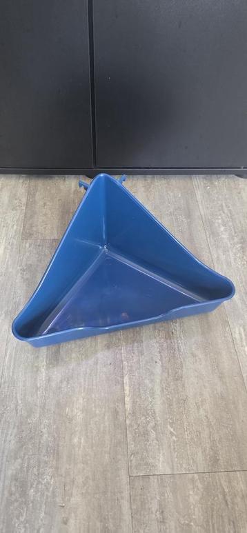 Hoek poepbak beschikbaar voor biedingen