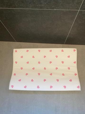 Aankleed kussen met lieve rose hartjes beschikbaar voor biedingen