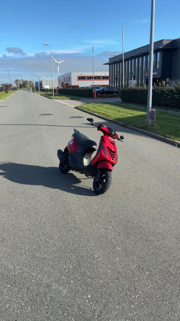 Piaggio zip 80cc uit 2005, Fietsen en Brommers, Scooters | Piaggio, Zo goed als nieuw, Zip, Maximaal 45 km/u, Benzine, Ophalen