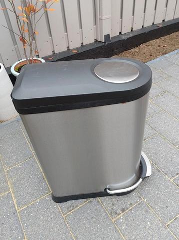 Prullenbak voor 2 soorten afval beschikbaar voor biedingen