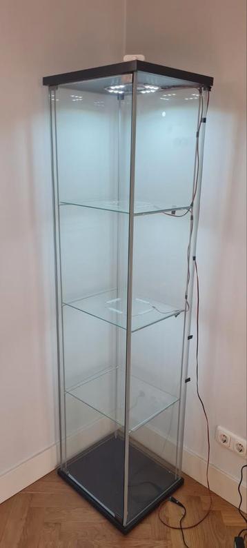 Detolf Vitrinekast met LED - VANDAAG OPHALEN! beschikbaar voor biedingen