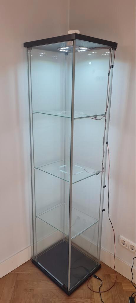 Detolf Vitrinekast met LED - VANDAAG OPHALEN!, Huis en Inrichting, Kasten | Vitrinekasten, 150 tot 200 cm, 50 tot 100 cm, 25 tot 50 cm