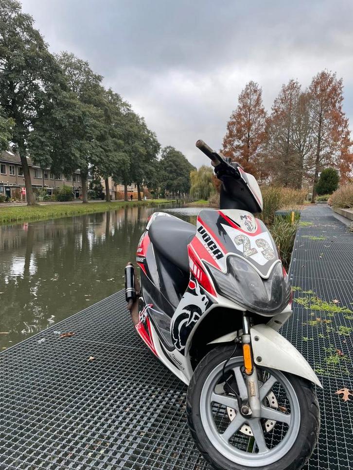 Yamaha jog r 70cc, Fietsen en Brommers, Scooters | Yamaha, Zo goed als nieuw, JogR of RR, Tweetakt, Ophalen