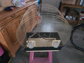 Mooie vogel kooi afmetingen 65x65x32 cm zie foto beschikbaar voor biedingen