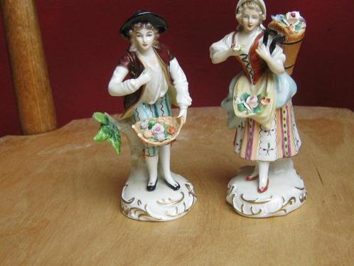 2 Sitzendorf Dresden beeldjes man en vrouw bloemenverkopers, Antiek en Kunst, Curiosa en Brocante, Verzenden