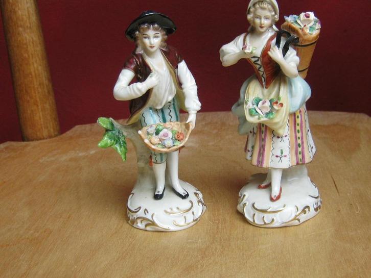 2 Sitzendorf Dresden beeldjes man en vrouw bloemenverkopers, Antiek en Kunst, Curiosa en Brocante, Verzenden