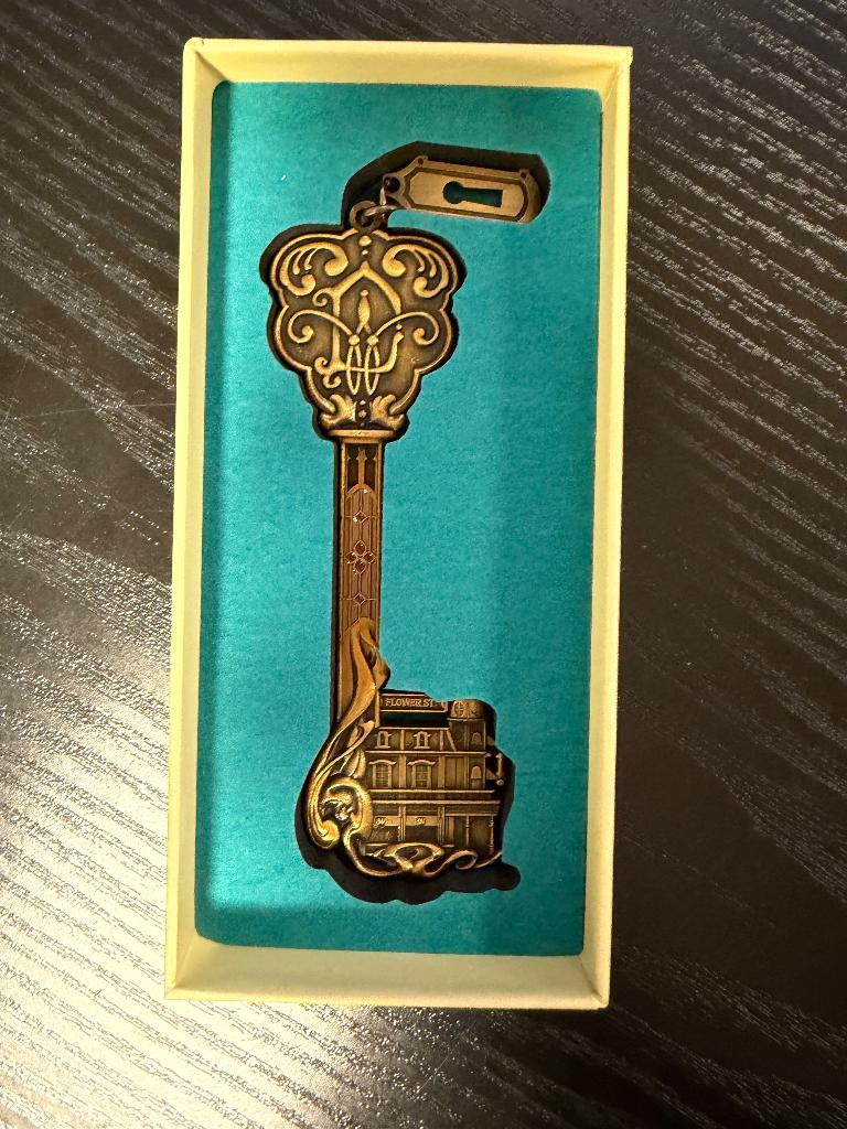 Disney attraction key (Sleutel) - Walts - LE, Verzamelen, Ophalen of Verzenden, Overige figuren, Nieuw, Beeldje of Figuurtje