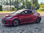 Toyota Yaris GR 2021 - Rood - 1:18 Ottomobile, Hobby en Vrije tijd, Modelauto's | 1:18, OttOMobile, Auto, Nieuw, Ophalen of Verzenden