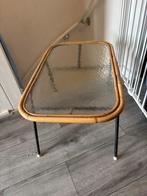 Vintage Salontafel met Glazen Blad, Huis en Inrichting, Tafels | Bijzettafels, Ophalen, Minder dan 45 cm, Gebruikt, 55 tot 75 cm