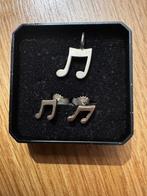 Sieraden set dubbele muzieknoot hanger 1 cm en oorbellen, Overige materialen, Ophalen of Verzenden, Zo goed als nieuw, Knopjes of Stekers
