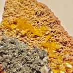 Wulfeniet op matrix, Verzamelen, Mineralen en Fossielen, Ophalen of Verzenden