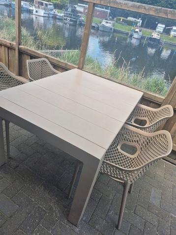 Terras tafel met vier stoelen beschikbaar voor biedingen