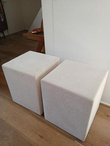 2 poefjes, hockers, nachtkastjes beschikbaar voor biedingen