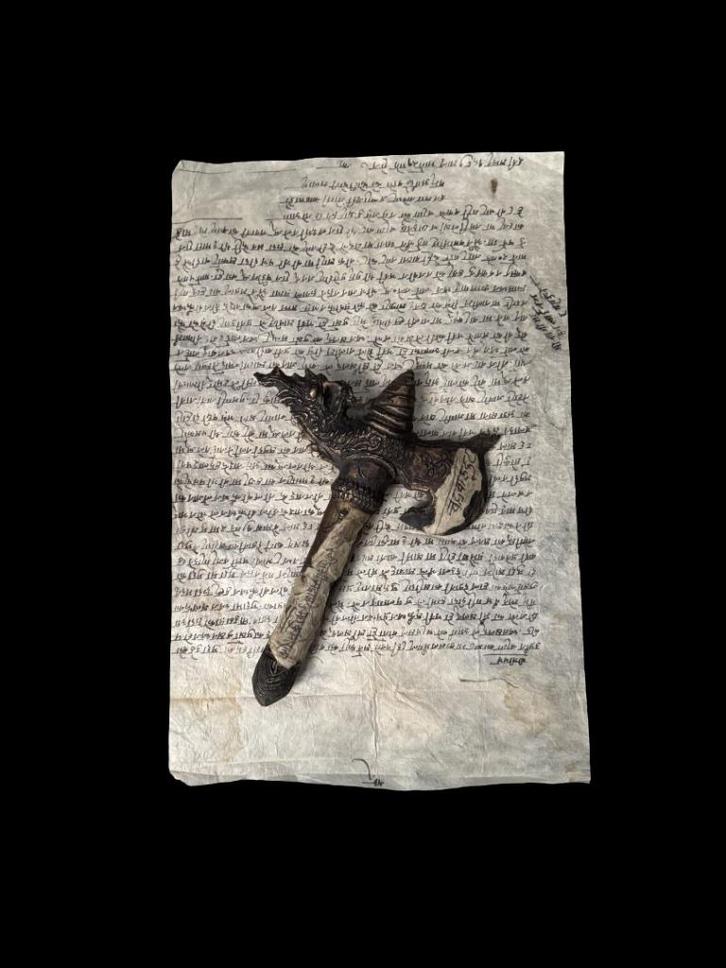 Bronzen rituele bijl met inscriptie op rijstpapier, Antiek en Kunst, Kunst | Niet-Westerse kunst, Ophalen of Verzenden