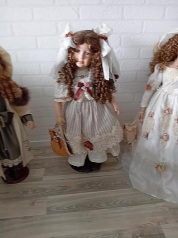 Mooie porseleinen  pop beschikbaar voor biedingen