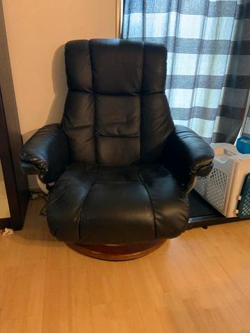 Zwarte leren fauteuil met draaivoet beschikbaar voor biedingen