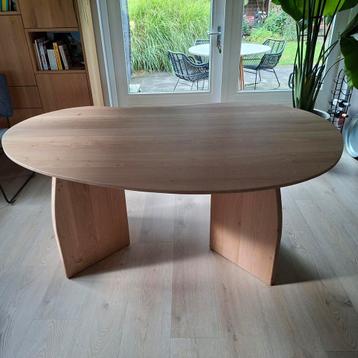 Eiken tafel.  beschikbaar voor biedingen