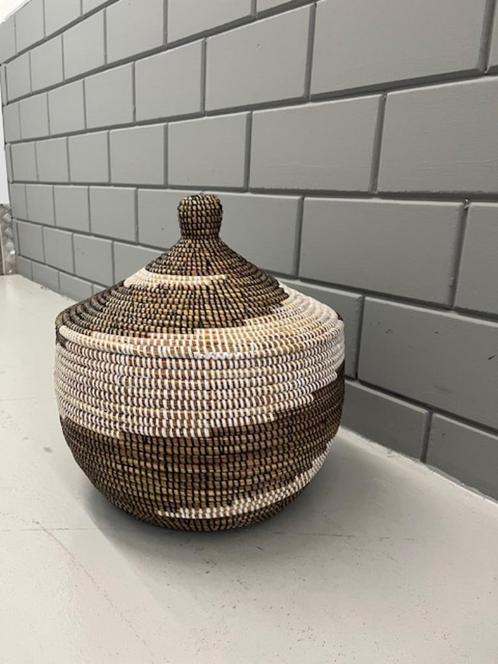 African Seagrass Basket, Huis en Inrichting, Woonaccessoires | Schalen en Manden, Zo goed als nieuw, Mand, Rond, Overige materialen