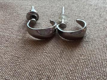 Leuke steakke oorknopjes/ ring beschikbaar voor biedingen