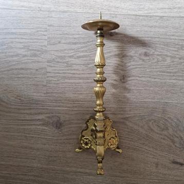 Antieke kandelaar met gedetailleerde voet beschikbaar voor biedingen