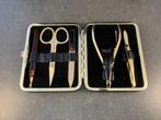 Nieuw nagelgarnituur / manicureset in "slangen" leren etui, Ophalen of Verzenden, Nieuw, Overige typen