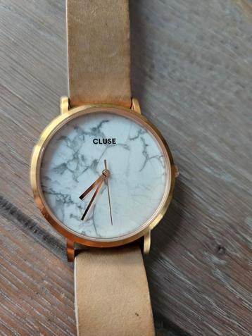 Cluse marble horloge met marmeren wijzerplaat en leren band