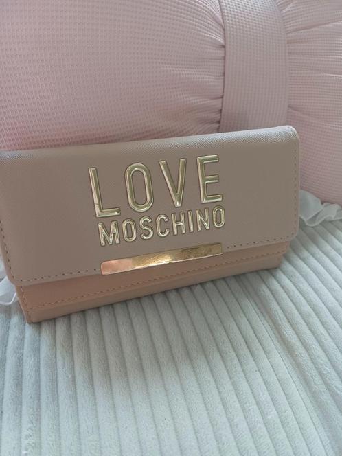Moschino Portemonnee - Beige - Zo goed als nieuw, Sieraden, Tassen en Uiterlijk, Portemonnees, Zo goed als nieuw, Overige merken