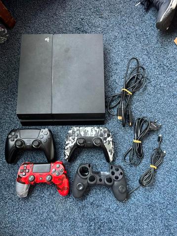 Playstation 4 met 3 controllers en kabels beschikbaar voor biedingen