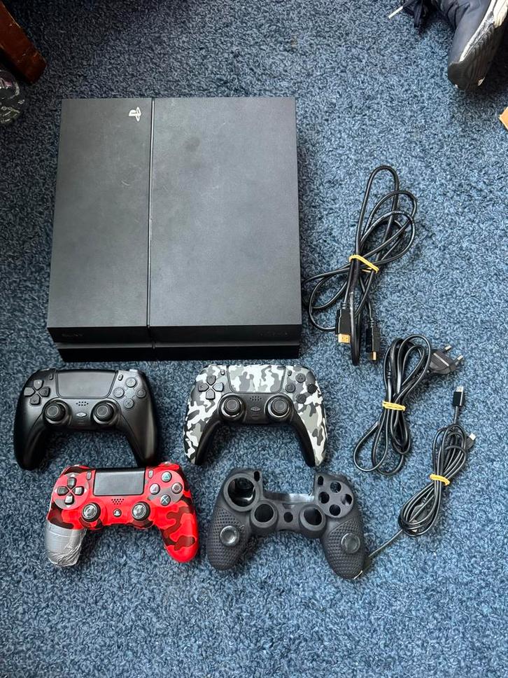 Playstation 4 met 3 controllers en kabels, Spelcomputers en Games, Spelcomputers | Sony PlayStation 4, Gebruikt, Original, 500 GB