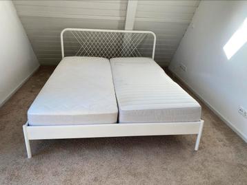 Compleet bed met nachtkastjes en matrassen