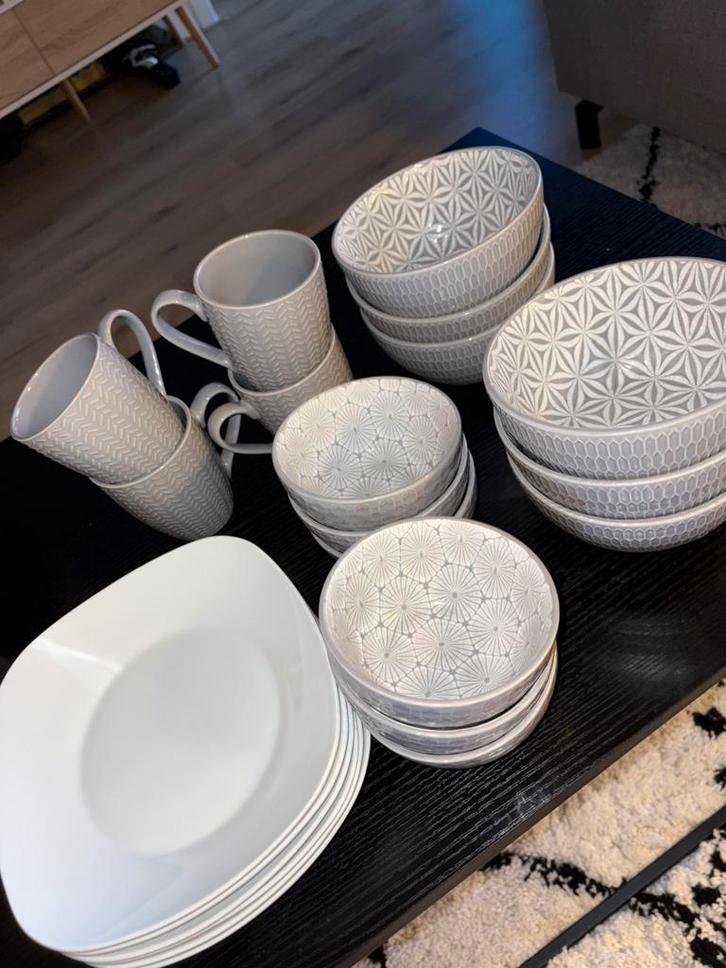 Serviesset 6 personen grijs met print, in goede staat, Huis en Inrichting, Keuken | Servies, Gebruikt, Compleet servies, Overige stijlen