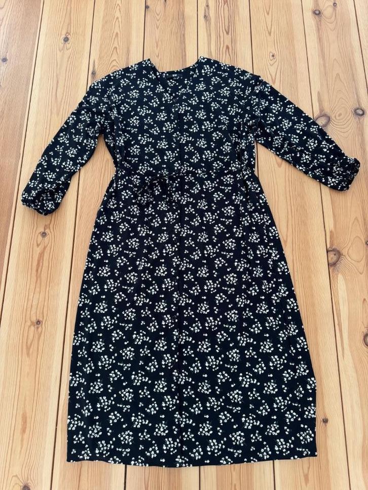 Uniqlo jurk - Zwart Wit Bloemen - Maat Large / 42, Kleding | Dames, Jurken, Zo goed als nieuw, Maat 42/44 (L), Zwart, Boven de knie