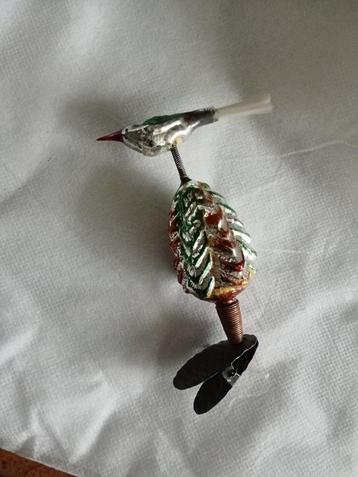 mooie antieke kerstbal vogeltje op denneboom op clip beschikbaar voor biedingen