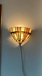 Tiffany wandlampje glas in lood breed; 32 cm,hoog; 21 cm., Huis en Inrichting, Lampen | Wandlampen, Tiffany, Gebruikt, Glas, Ophalen