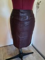 Bordeaux rode skai leren rok, knielengte, Kleding | Dames, Rokken, Maat 38/40 (M), Bruin, Ophalen of Verzenden, Zo goed als nieuw