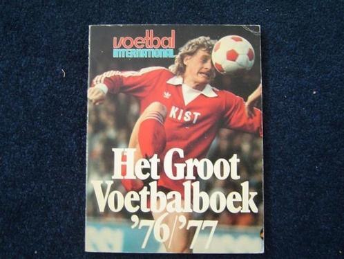 Voetbal International het groot voetbalboek 1976 1977, Boeken, Sportboeken, Gelezen, Balsport, Ophalen of Verzenden