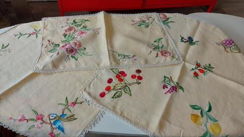 Prachtig 3-delig hand geborduurde Franse tafeldoeken geel, Hobby en Vrije tijd, Borduren en Borduurmachines, Nieuw, Borduurpakket