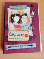 Cathy's sleutel + mapje met bewijsmateriaal - Nieuwstaat, S. Stewart, Ophalen of Verzenden, Zo goed als nieuw, Fictie