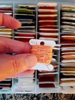 DMC 142 x borduurgaren strengen in doos, Verzenden, Zo goed als nieuw, Handborduren, Borduurgaren of Zijde