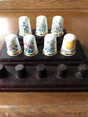 Vingerhoedjes diverse en houten rekjes. beschikbaar voor biedingen