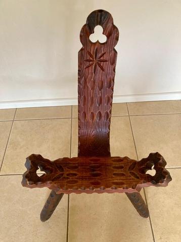Vintage Spaanse kruk brutalist houten krukje jaren 60 stoel beschikbaar voor biedingen