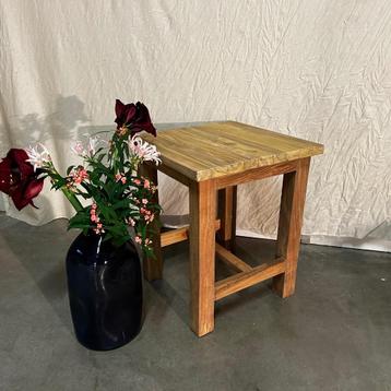 Bijzettafel – geborsteld teak - 50 x 50 cm - TTM Wonen   beschikbaar voor biedingen