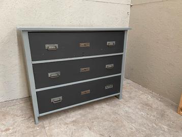 Antieke gerestylde ladekast beschikbaar voor biedingen