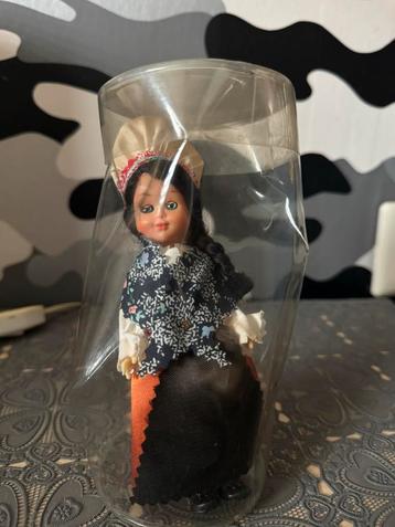 Vintage Pop in klederdracht beschikbaar voor biedingen