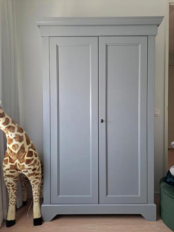 Brokante kast van Woood met bijpassende ladekast/commode beschikbaar voor biedingen