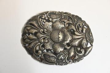 grote metalen broche antieke broche beschikbaar voor biedingen