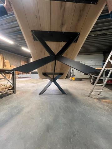Eikenhouten boomstamtafel met metalen onderstel beschikbaar voor biedingen